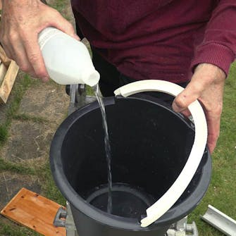 Laga hängrännan: Blanda målartvätt och vatten Laga hängrännan: Blanda målartvätt och vatten